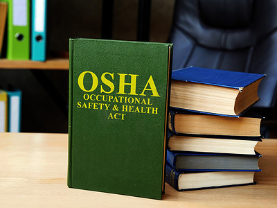 职业安全与健康法案 OSHA 书和文件堆。