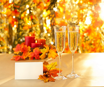 秋季背景前招待会的香槟酒杯