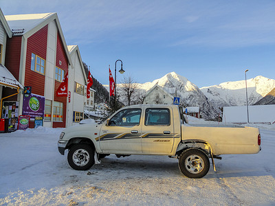 拿起卡车汽车，在冬天建造旅游，巴莱斯特兰德，挪威。