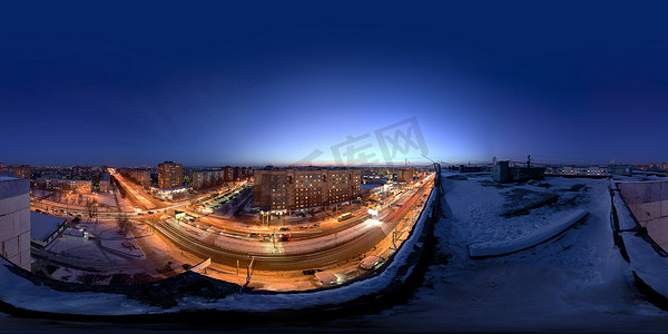 俄罗斯图拉 — 2012 年 2 月 8 日：夜间城市冬季屋顶球形全景等距投影。