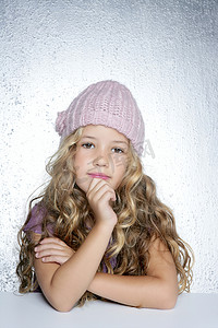 粉红色帽子摄影照片_思考手势小女孩冬季粉红色帽子画像