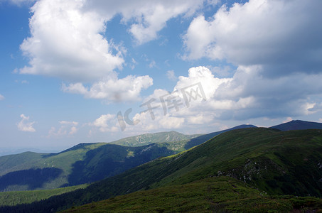 晚上山高原景观（喀尔巴阡山脉，乌克兰）