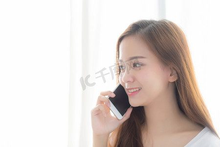 pho摄影照片_美丽的肖像年轻亚洲女人说话智能手机 pho