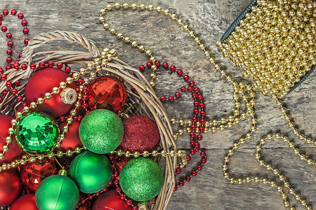 圣诞球红、金、绿、珠子放在木篮里