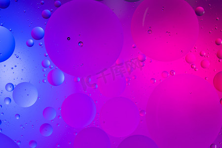 水表面颜色抽象背景上的油滴。