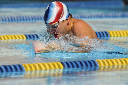 男选手在水中冲刺参加比赛