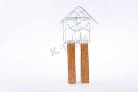 模型房子摄影照片_两块多米诺骨牌上的小模型房子