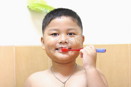 刷牙的小男孩。