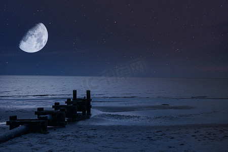 半月和星星在海滩和海洋的夜晚与 P