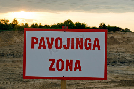 建筑工地和日落下的立陶宛警告标志危险区