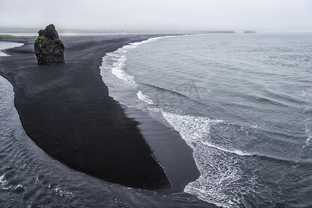 冰岛南部海岸多雨的黑色火山砂