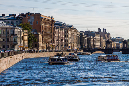 俄罗斯圣彼得堡 — 2014 年 5 月 9 日：丰坦卡河上满是游船的人。
