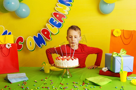 生日蛋糕蛋糕摄影照片_在他的生日聚会期间的孩子