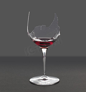 恶魔在玻璃杯里喝红酒