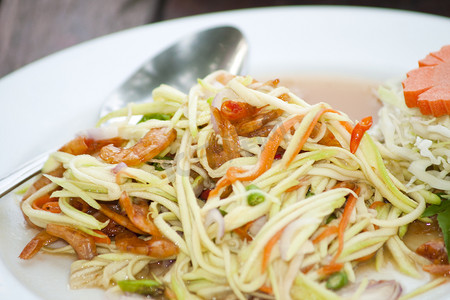 芒果沙拉是一道美味而著名的泰国蔬菜开胃菜