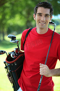 高尔夫球杆图形摄影照片_高尔夫球手携带球杆。