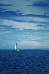浩瀚船舶摄影照片_小船航行在蓝色的大海