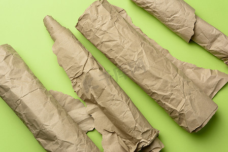 绿色背景中的各种棕色包装纸卷