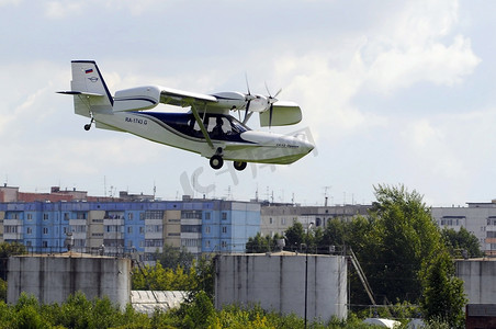 猎户座 SK-12 两栖动物在城市上空飞行。