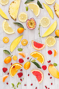 新鲜的整个和切片的黄色、橙色和红色水果的集合