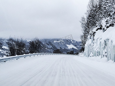 驾车穿过挪威的雪路和风景。