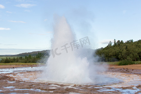 冰岛 Geysir 地区的 Strokkur 喷发