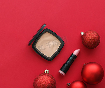 化妆品促销摄影照片_用于美容品牌圣诞促销的化妆品和化妆品产品套装，豪华红色平面背景作为假日设计