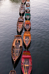 伦敦泰晤士河上停泊的出租木船