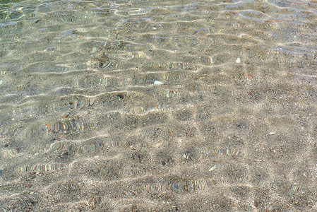 从水中看到的海底小卵石的质地