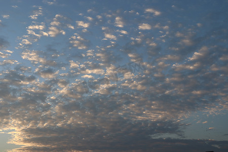 阴天的夜晚摄影照片_夕阳和白云在天空