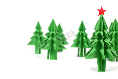 红色折纸背景摄影照片_折纸圣诞树