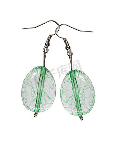 珠宝设计中摄影照片_白色背景中透明绿色玻璃中的耳环
