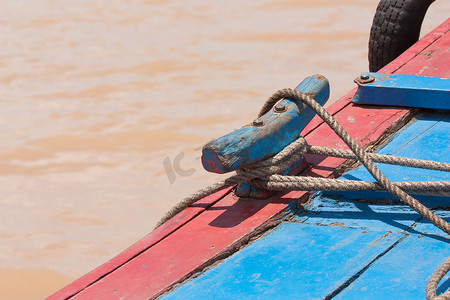 越南一艘小渔船上的系泊绳