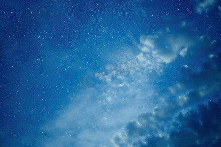 星夜星系星星宇宙中的空间尘埃，长曝光照片，有颗粒。