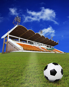 在绿色领域的足球有体育场背景