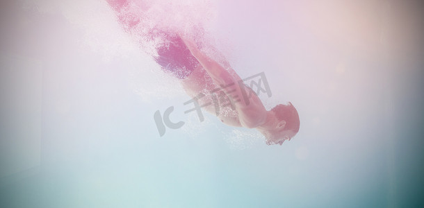 游泳时间摄影照片_光着膀子的人在水下游泳