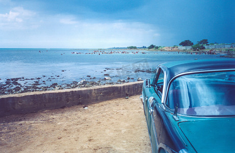 大海旅行摄影照片_古巴 1979，哈瓦那海景与汽车