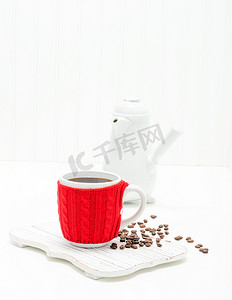 暖咖啡摄影照片_带红色舒适肖像的咖啡杯