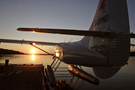 奥特曼相信光摄影照片_萨斯喀彻温省北部奥特湖灌木飞机上的日出