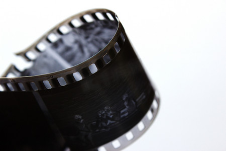 在螺旋的老黑白影片在白色背景。