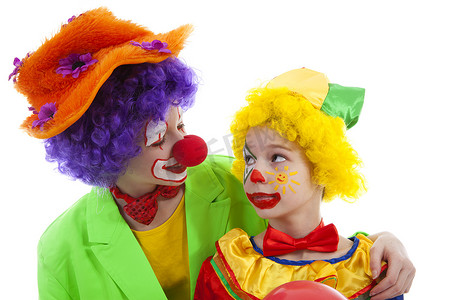 打气球摄影照片_孩子们打扮成五颜六色的滑稽小丑