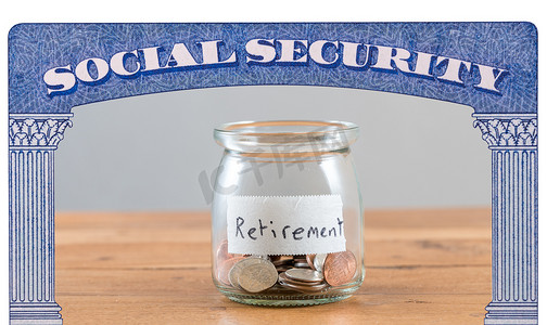 储蓄瓶摄影照片_玻璃罐内的零钱代表社会保障的退休储蓄