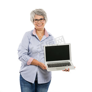 老妇人在笔记本电脑上展示东西