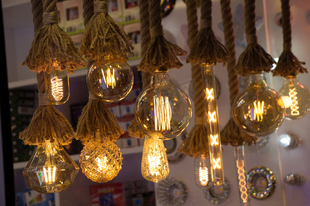 led照明灯摄影照片_装饰古董爱迪生风格的灯丝灯泡