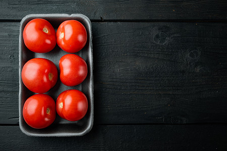 国画西红柿摄影照片_新鲜的红色有机西红柿，在黑色木桌上，有文字复制空间