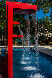 第比利斯市中心红色公园的红色喷泉