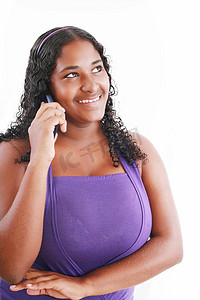 快乐的非洲女人在电话前讲话（被白色隔离