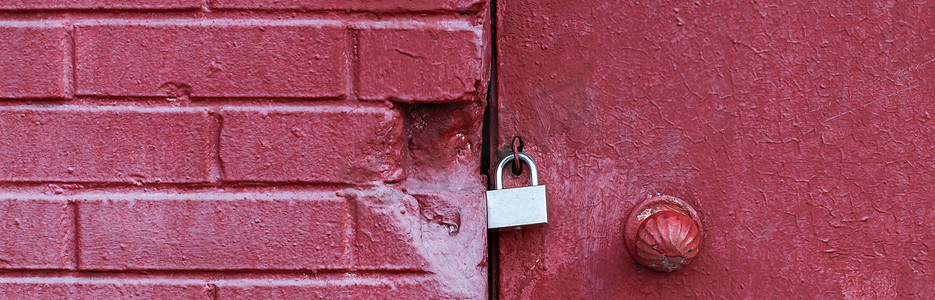 一把银色挂锁牢牢地锁住了旧门。