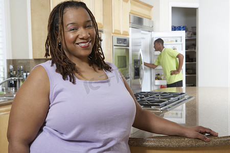 背景中一位肥胖的非洲裔美国女性与男孩微笑的肖像