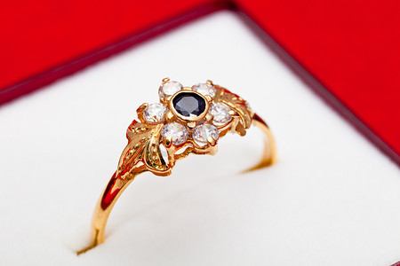 珠宝锆石素材摄影照片_镶嵌白色和蓝色氧化锆的金戒指